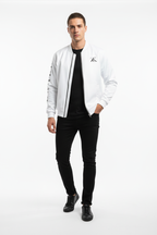 Modelo con chaqueta bomber ZKAEL