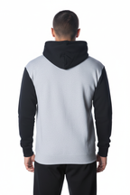 Modelo con sudadera vista trasera