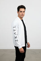 Modelo de perfil con chaqueta bomber ZKAEL