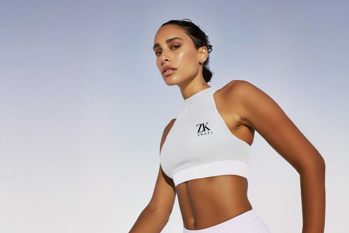 Top blanco con logo Zkael